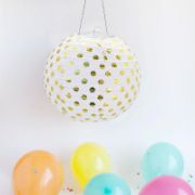 Imagen de LINTERNA DE PAPEL BLANCA CON DETALLES EN FOIL 1pza.